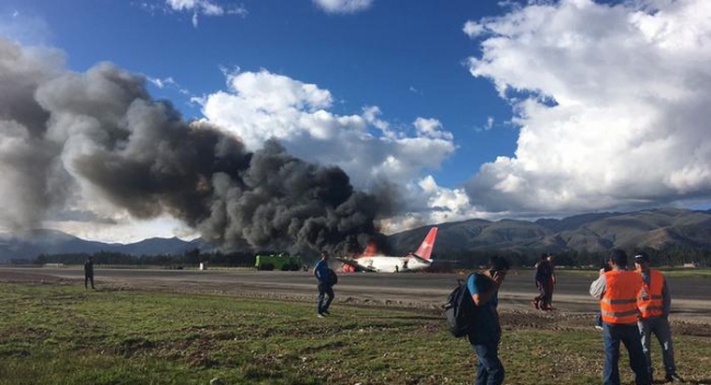 Peru'da iniş sırasında alev alan yolcu uçağı küle döndü