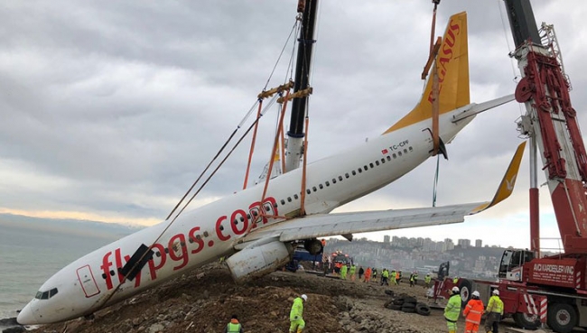 Trabzon'da pist dışına sürüklenen uçak çıkarıldı