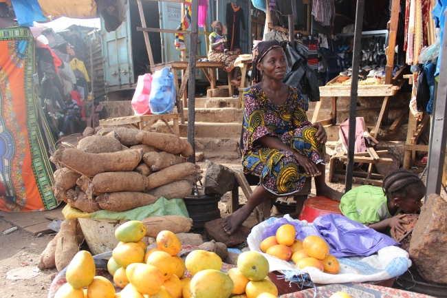 Gine'nin çalışan renkli kadınları