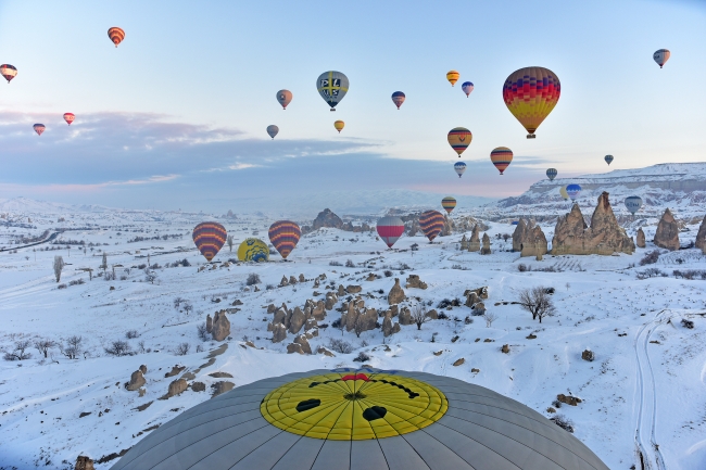 Kapadokya'da eşsiz manzaralar sunan balon turizmi