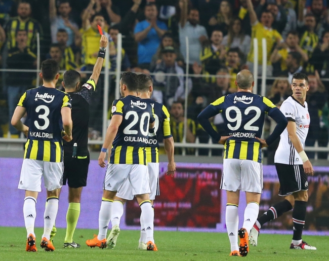 Fenerbahçe-Beşiktaş derbisi olaylı bitti