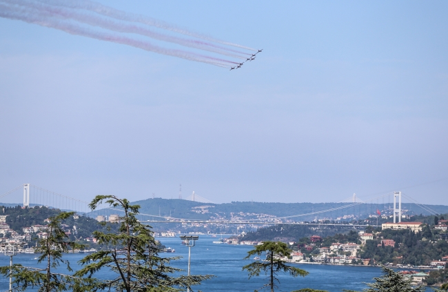 Türk Yıldızları İstanbul Boğazı'nda parladı