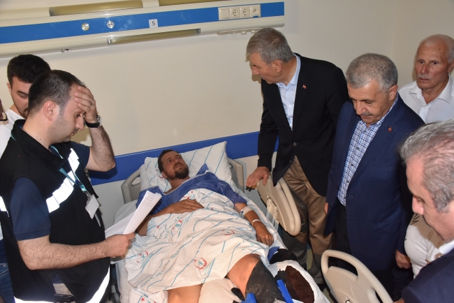 Bakanlar Ahmet Demircan ve Ahmet Arslan yaralıları ziyaret etti