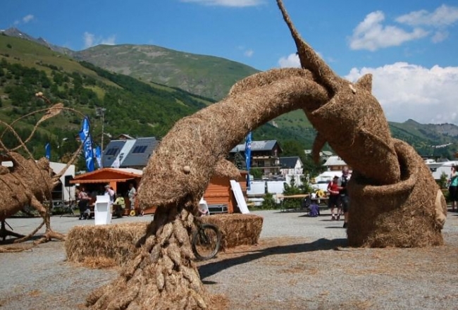 Fransız Alpleri'nde samandan heykeller yaptılar