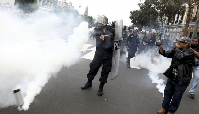 Peru'da sokakları savaş alanına çeviren vergi protestosu