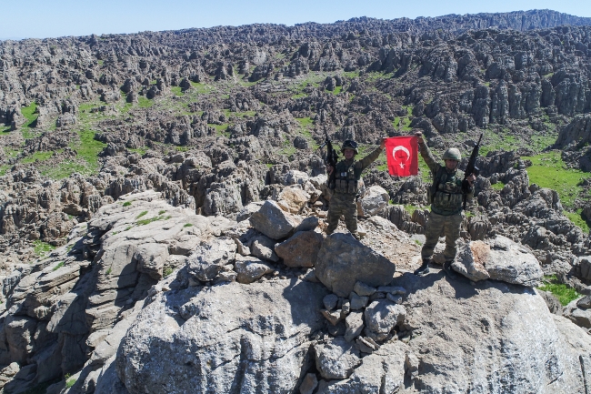 Mehmetçik sarp dağlarda terör operasyonlarına devam ediyor