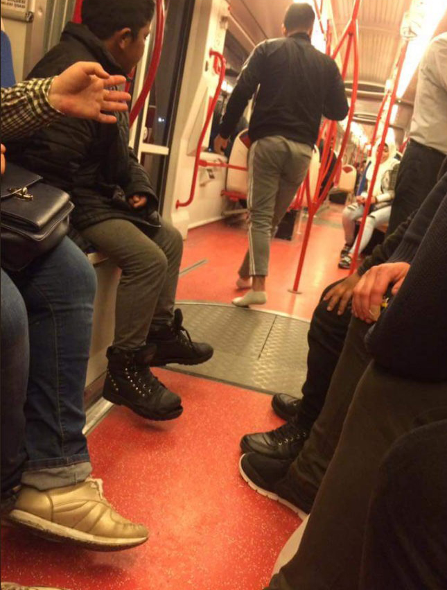 Tramvayda ayakkabısı olmayan çocuğu gördü, ayakkabısını ona verdi
