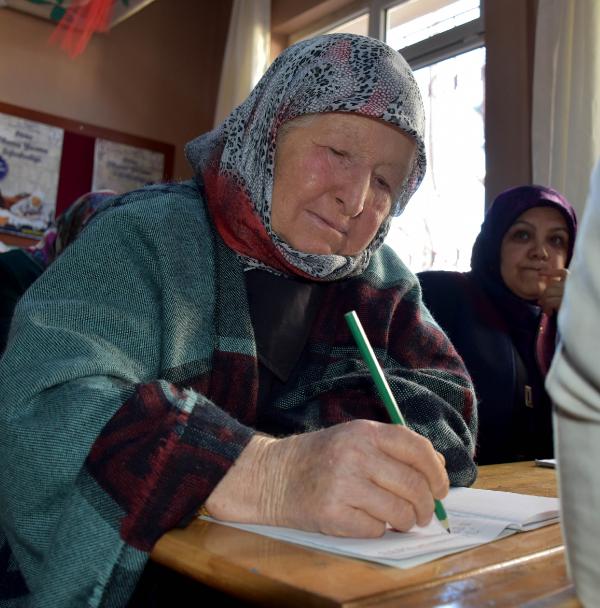 Cumhurbaşkanı Erdoğan sayesinde hayatının ikinci baharında kalemi eline aldı