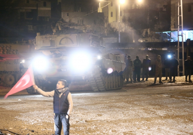 Takviye amaçlı gönderilen tank ve askeri araçlar Kilis'te
