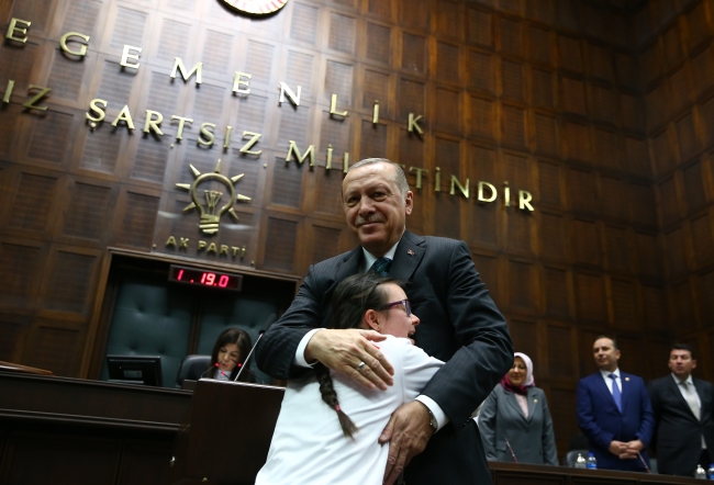 Down sendromlu çocuklar kupalarını Cumhurbaşkanı Erdoğan'a takdim etti