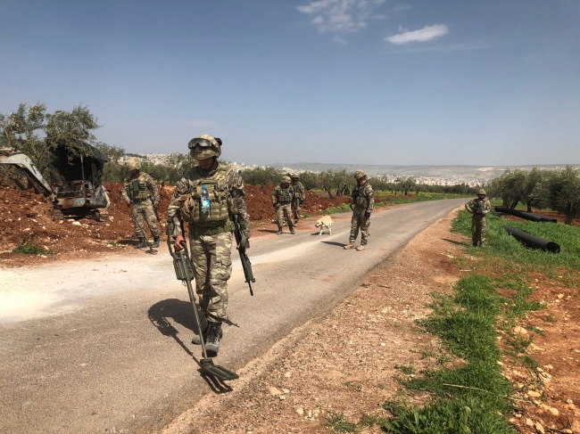 Mehmetçik Afrin'de EYP ve mayınları temizliyor