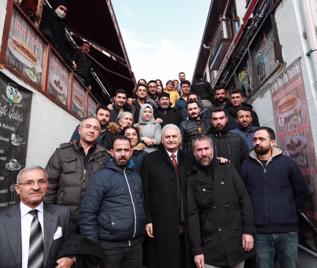 Başbakan Binali Yıldırım, DEAŞ'tan temizlenen el-Bab'a kargo gönderdi