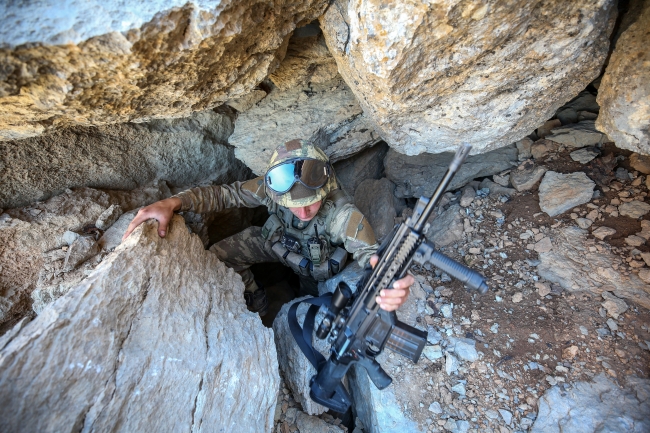 Mehmetçik sarp dağlarda terör operasyonlarına devam ediyor