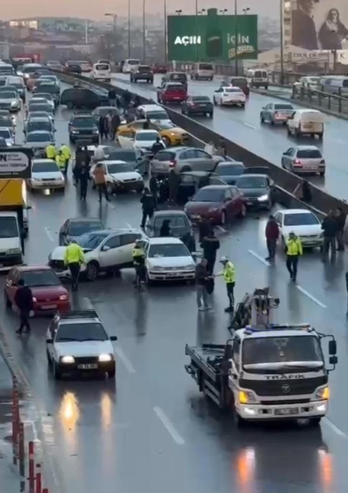 Ankara'da 26 aracın karıştığı kazada 3 kişi yaralandı