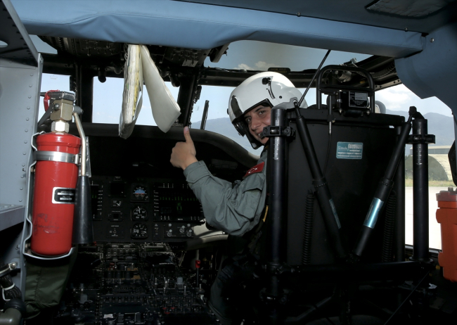 Deniz Hava Komutanlığının tek kadın pilotu Hatice Yüzbaşı