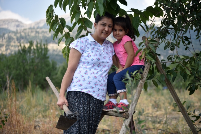 Üç genç kadın çiftçi bin 500 rakımda başarıya uzandı