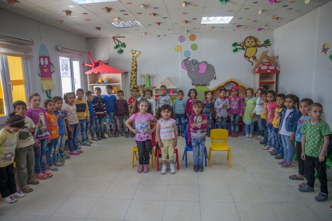 Suriyeli çocuklar Türkiye'de okullu oldu