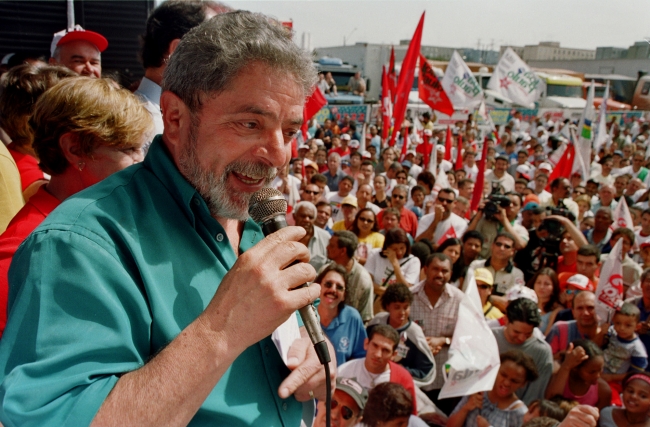 10 Ağustos 2002. Luis Inacio Lula da Silva, São Paulo'da seçimlerden önce düzenlenen etkinlikte halka hitap ediyor. / Fotoğraf: Associated Press