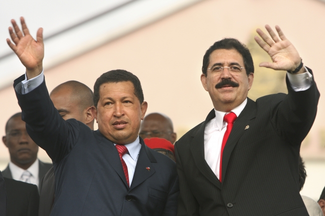 Dönemin Venezuela Devlet Başkanı Hugo Chavez ve Honduras Başkanı Manuel Zelaya / Fotoğraf: AP