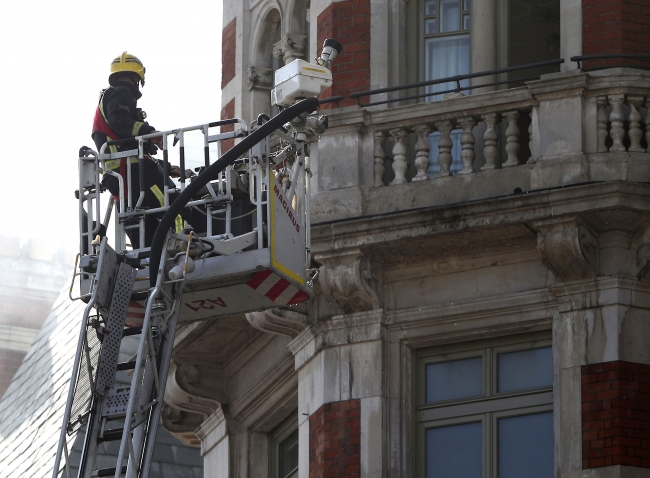 Londra’da 12 katlı otelde yangın