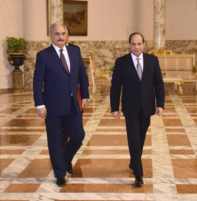 Halife Hafter'in Mısır Cumhurbaşkanı Sisi ile yakın ilişkisi olduğu biliniyor. Fotoğraf: AP