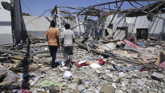 Hafter'in Trablus saldrısında bir göçmen kampını vurdu. Saldırıda 50'den fazla göçmen hayatını kaybetti. Fotoğraf: AP