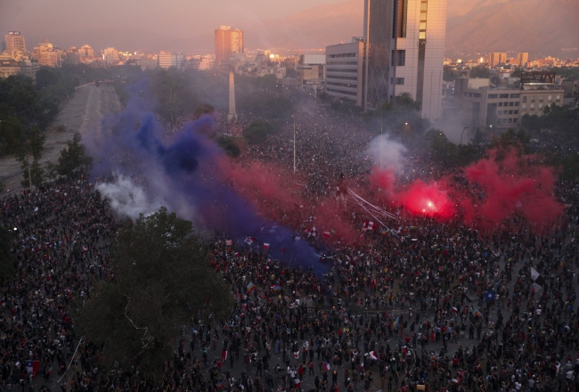 Santiago'da metro bilet fiyatlarına yüzde 4 zam yapıldı. Şili'de ise gösteriler ülkede değişiklik gerektiren bir harekete dönüştü. / Fotoğraf: AP