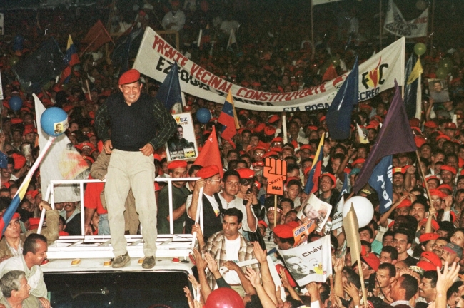 2 Aralık 1998. Hugo Chavez, kapanış kampanyasında binlerce destekçi tarafından alkışlanıyor. / Fotoğraf: Associated Press