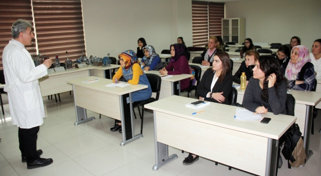Adanalı kadınlar tamir ettikleri traktörü topuklu ayakkabılarıyla sürdü