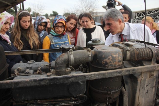 Adanalı kadınlar tamir ettikleri traktörü topuklu ayakkabılarıyla sürdü