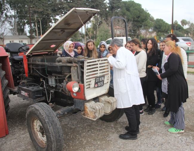Adanalı kadınlar tamir ettikleri traktörü topuklu ayakkabılarıyla sürdü