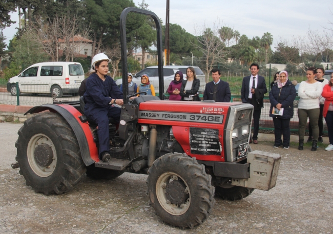 Adanalı kadınlar tamir ettikleri traktörü topuklu ayakkabılarıyla sürdü