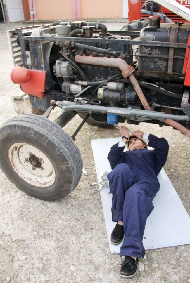 Adanalı kadınlar tamir ettikleri traktörü topuklu ayakkabılarıyla sürdü