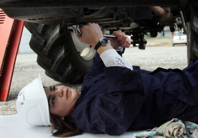 Adanalı kadınlar tamir ettikleri traktörü topuklu ayakkabılarıyla sürdü