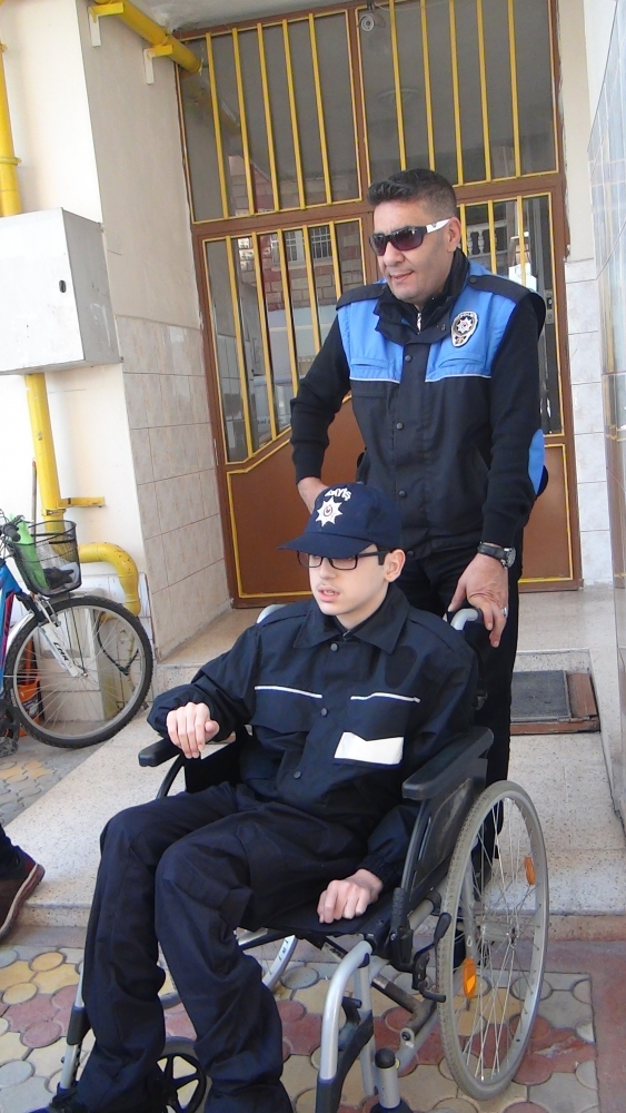 Engelli gencin en büyük hayalini polis gerçekleştirdi