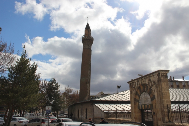 Anadolu'nun eğri minareleri sırrını koruyor
