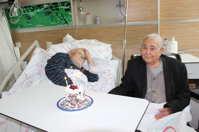 Asker arkadaşları 72 yıl sonra hastane odasında karşılaştı