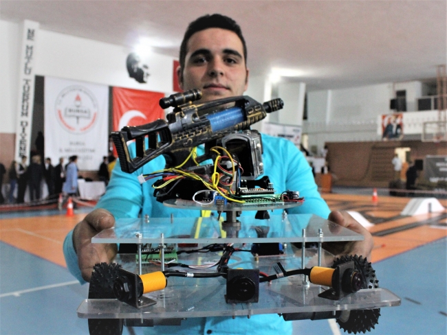 Liseli öğrenciler savaş robotu üretti