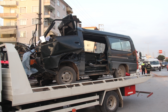 Kocaeli'de minibüs ile hafriyat kamyonu çarpıştı: 2 ölü
