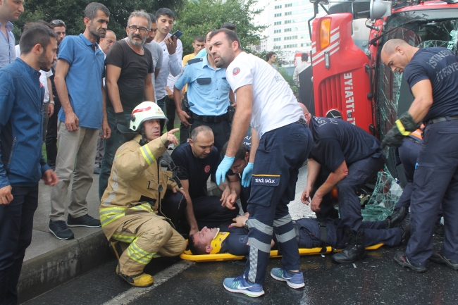 İstanbul'da itfaiye aracı devrildi: 3 yaralı