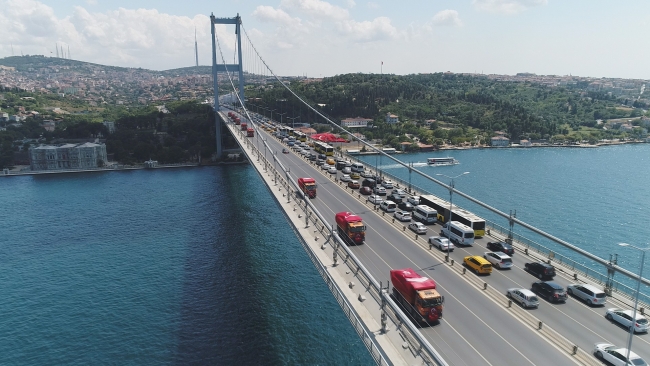 15 Temmuz'un sembolü hafriyat kamyonları Şehitler Köprüsü'nde