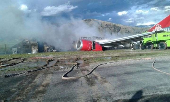 Peru'da iniş sırasında alev alan yolcu uçağı küle döndü