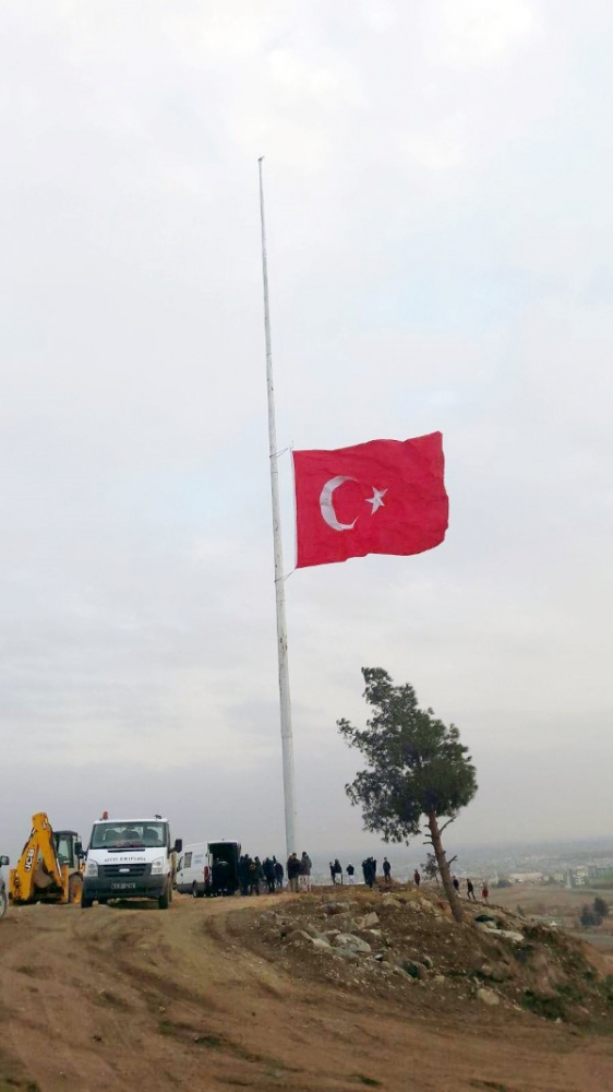 Suriye sınırına dev Türk Bayrağı dikildi