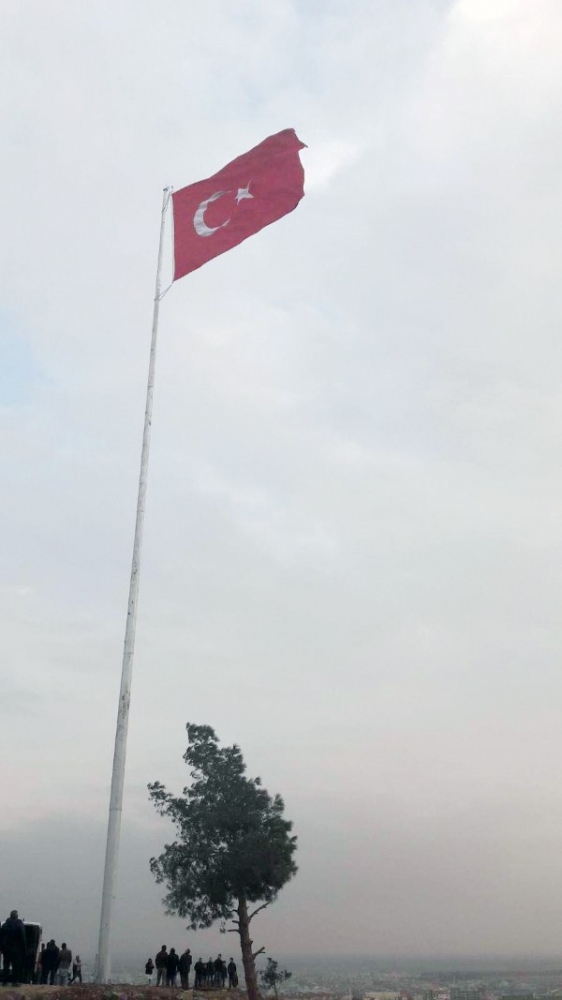 Suriye sınırına dev Türk Bayrağı dikildi