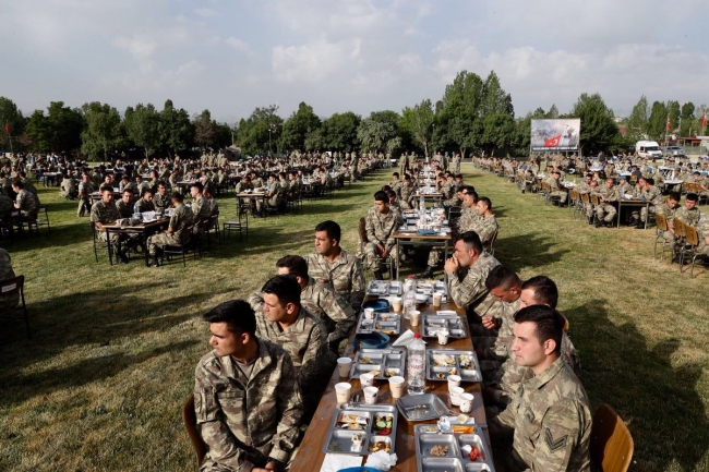 İçişleri Bakanı Soylu'dan askerlere bayram ziyareti