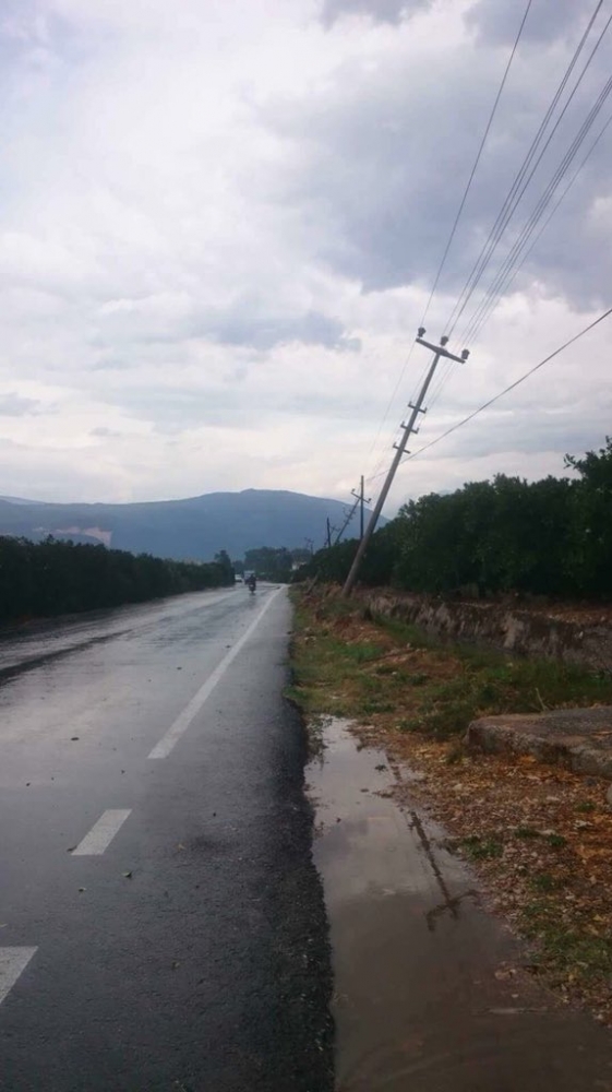 Antalya'da şiddetli yağış seralara zarar verdi