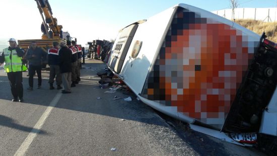 Afyonkarahisar’da yolcu otobüsü şarampole devrildi