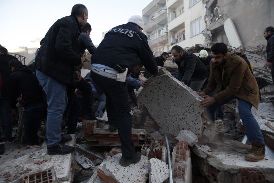 İstanbul'da bina çöktü: 2 ölü, 17 yaralı