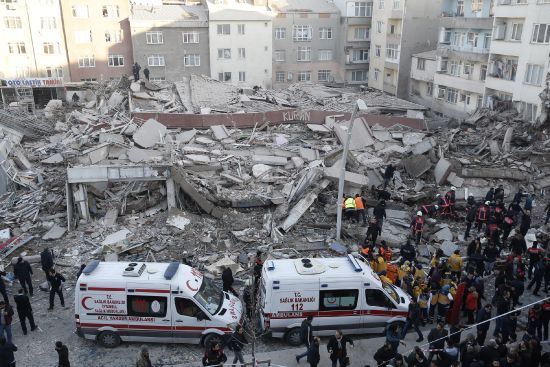 İstanbul'da bina çöktü: 2 ölü, 17 yaralı