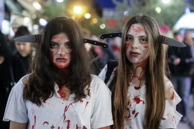 Yunanistan sokaklarını zombiler bastı